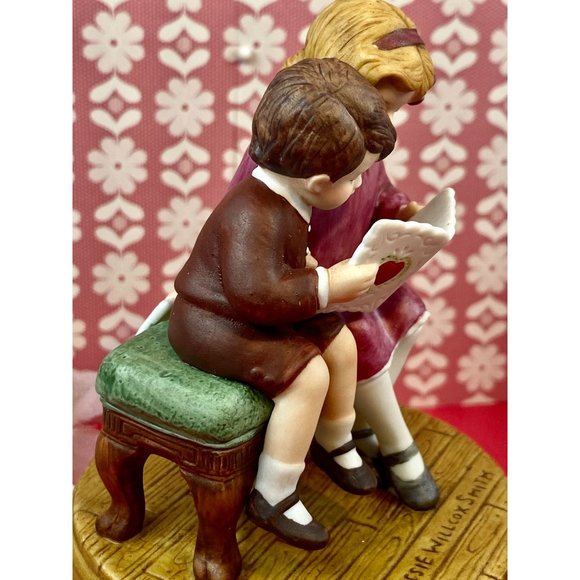 Avon Be My Valentine figurine, by Jessie Wilcox Smith collection, so cute - Picture 5 of 17